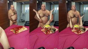 novinha gosta de transar dia todo com o velho bom de cama