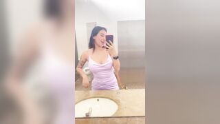 Chica colombiana de 23 años se masturba en el centro comercial de colombia ???????? ( JENIFERPLAY )