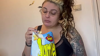 CURVY TATTOOED GIRL EATS AND IGNORES YOU FETISH