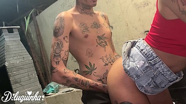 Chamei a Patricinha pra subir o morro dos Tabajara e fuder gostoso na quadra em local público