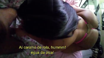 Esposa de LUXO, em um boquete bem safadinha dizendo pra comedor que adora chupar um ROLA preta.