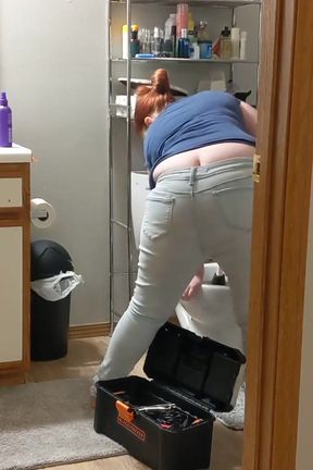 Female plumber's buttcrack