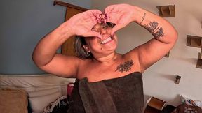ao encontrar ela peladinha no quarto ele nao perde tempo e mete o ferro na madura