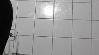 Lähikuva elokuva nuorista crossdresser homoista anaali perseestä