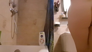 Beautiful Italian hairy pussy pissing in the shower