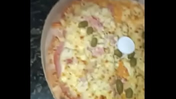 Sabadou comendo pizza paga pelas doa&ccedil_&otilde_es dos trouxas