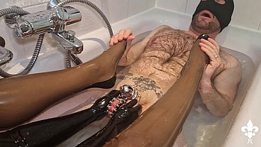 PART 1: Miss Anna's Messy Bath!