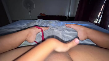 la universidad me termina muy cansada y mi unica opcion es masturbarme mi co&ntilde_o bien mojado por que no tengo novio