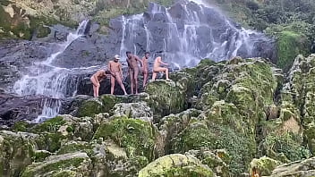 Orgia bareback interracial na cachoeira