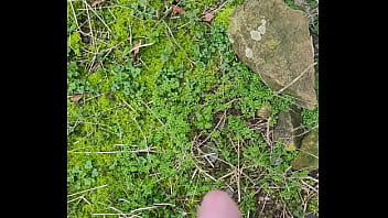 Belle ejac dans la nature