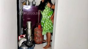 कोमल अपने दोस्त को किचन में बुलाकर चुदवा रही थी चोरी चोरी