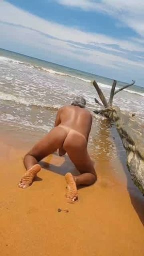 Ladysilva pelada na praia exibindo sua bunda bronzeada com marquinha sexy