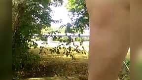 dans le bois je me defonce l anus avec du mais