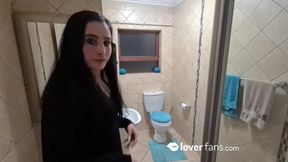 Girl swallow piss and gets golden shower after she took a piss