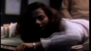 Une brune sexy se fait défoncer le cul.