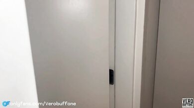 Mi amiga de universidad demoró en llegar y yo me follé a su padrastro