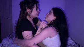Step-sister goes wild in sleazy cunnilingus session