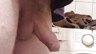 Amatöörieurooppalaiset miehet, joilla on isot kullit, antavat runkkausta ja panevat kylpyhuoneessa