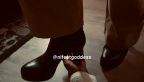 Handscrushing with heels 😈