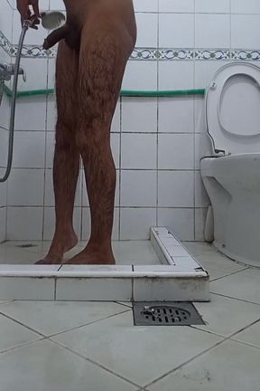 Ghar par akele bathroom me muthi maari bisexual pura maja liya nahate hwe