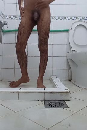 Ghar par akele bathroom me muthi maari bisexual pura maja liya nahate hwe