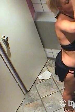 Amateur Sex on the Toilet