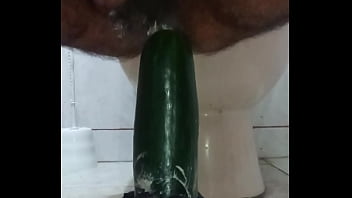 Destrozo culo rico con pepino