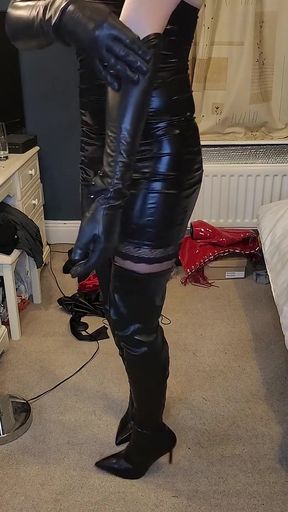 Sexy shemale in leather