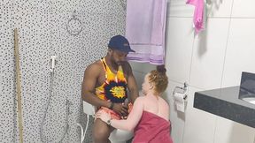 estava tomando banho bem gostoso e meu criador mim atrapalhou mim dando pressa e queria usar o banheiro mas na verdade ele queria era bater punheta