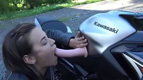 vic se fait gicler sur la moto