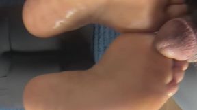 intense portrait solejob ( AMAZINGLY 1 WEEK HUGE CUM ON MY SOLES )