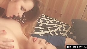 18+ Fucks Her Hot Gf With A Huge Dildo Made Of Ice
