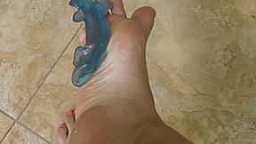 slime lizard underfoot!mp4