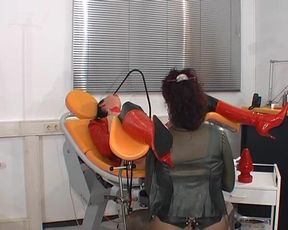 Assfisting in rubber on the gyntable