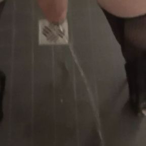 Pissing in Dessous