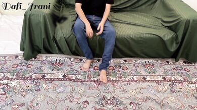 زنگ زدم ماساژور،یه خانم سکسی محجبه اومد مبتدی بود بهش یاد دادم با پاهاوسینه هاش ماساژم بده...Oil Sex