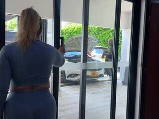 EL MECANICO ME ARREGLA EL AUTO A CAMBIO DE QUE LO DEJE CORRERSE EN MI BOCA - JULIANA ROSE