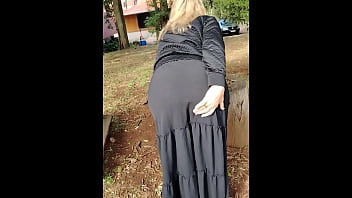 2 Gostosas se exibindo na rua em jardim p&uacute_blico !! O que voc&ecirc_s acham?