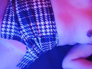 Mi nuevo novio me estimula antes de meterme la verdad, le abro mis piernas y le gusta