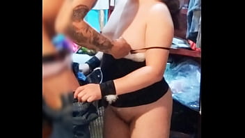Mi vecino me sorprendi&oacute_ entrando a verme mientras me vest&iacute_a para irme de puta y termino lamiendome el culo le mamo la verga