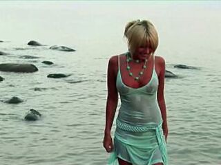18yo Golden-haired Carmen H Masturbates Her Lovely Twat At the Beach!