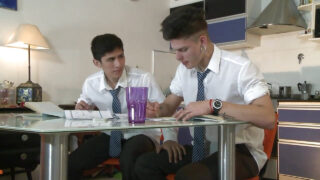 Het barbacka köksfuck slutar med creampie för college homosexuella