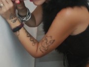 CUCKOLD EXPERIENCE MOGLIE ITALIANA FA UN POMPINO AL DILDO MENTRE IL MARITO SI SEGA