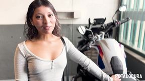 putalocura - colombiana petite mia camila esperaba a un amigo y termina follando con torbe en pilladas