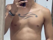 Me masturbo frente al espejo con ganas de ritmo