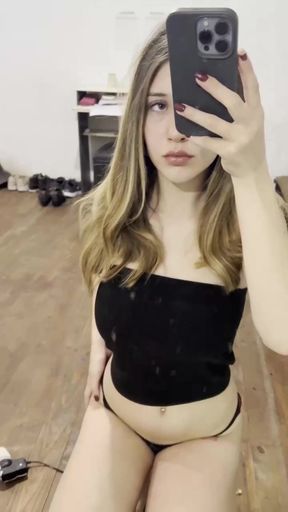 Teen onlyfan shows off her tits