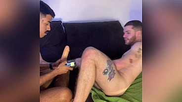 zoando o cuzao do branquinho com dildo