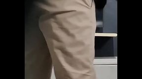 Casado alto da voz grossa e pau grande uncut veio se aliviar escondido da esposa... Acabou n&atilde_o segurando a porra por muito tempo!