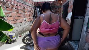 VECINO ME AYUDA A LAVAR LA MOTO Y DESPUES ME FOLLA MI GRANDE CULO