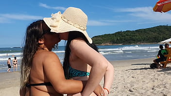 Caiu na net !!! Farra na praia do guaruja . Todos ficaram olhando  Paty Bumbum  - Branca De Neve Atriz  - El Toro De Oro